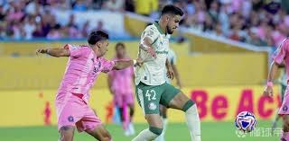 邮报：曼联正与纽卡争夺谢什科，为遵守PSR愿低价出售霍伊伦